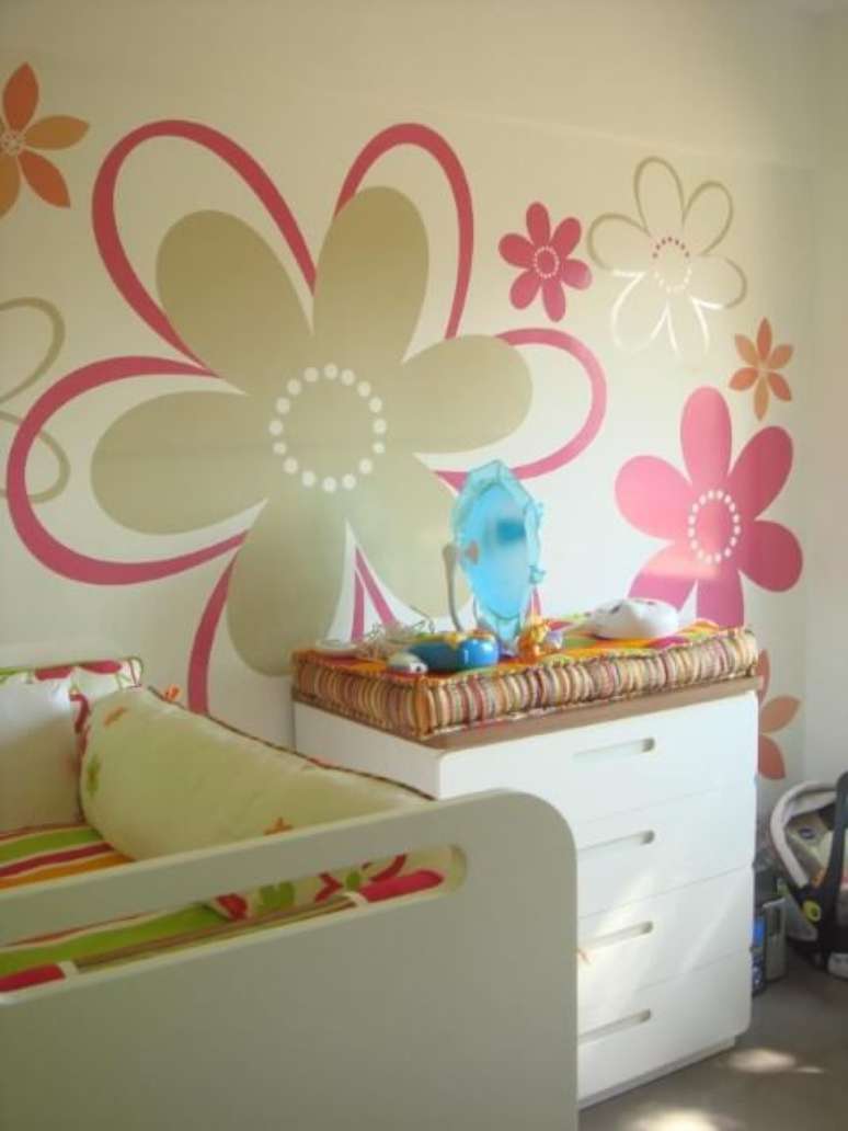 32. Exemplo de adesivos de parede para quarto de bebê floridos. Projeto de Le Saldanha