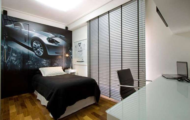 36. Os adesivos de parede para quarto de carro s&atilde;o muito desejados por meninos. Projeto de Idalia Daudt