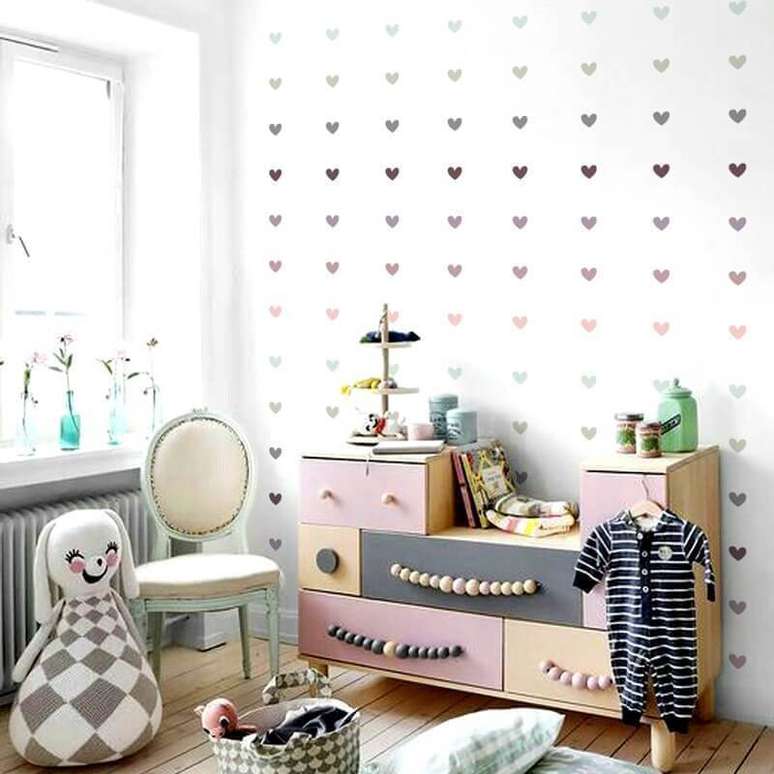 3. Com certeza a escolha de adesivo de parede para quarto de bebê é feita com muito amor