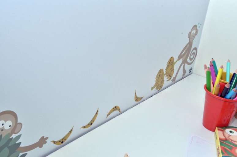 6. Os modelos de adesivo de parede para quarto de beb&ecirc; com desenhos divertidos s&atilde;o &oacute;timas op&ccedil;&otilde;es para deixar a decora&ccedil;&atilde;o mais alegre. Projeto de Investir Decor