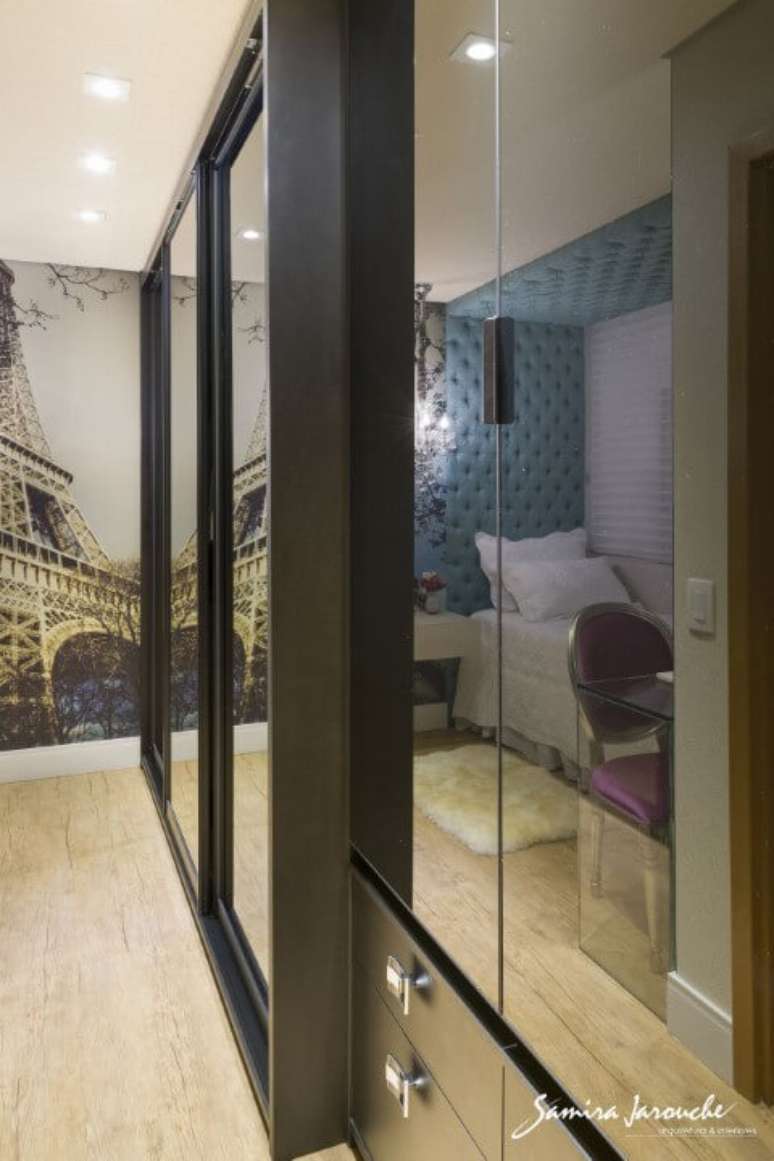 29. Existem tamb&eacute;m v&aacute;rios adesivos de parede para quarto com foto de pontos tur&iacute;sticos. Projeto de Samira Jarouche