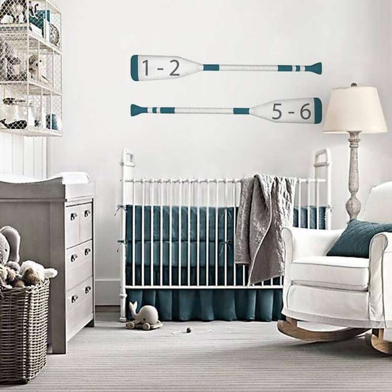 5. Existem várias opções de adesivo de parede para quarto de bebê que são apenas um desenho, como esse de remos