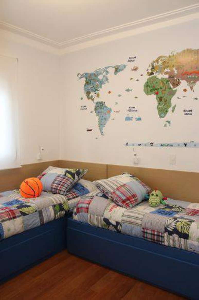 15. Mais um exemplo de adesivos de parede para quarto de mapa-m&uacute;ndi. Projeto de Ark2 Arquitetura