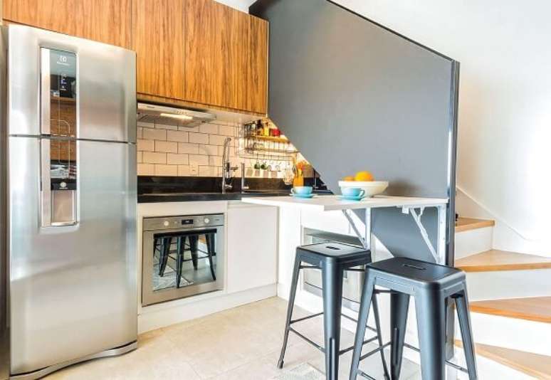 8- Mesa retr&aacute;til fixada na parece com m&atilde;o francesa dobr&aacute;vel.