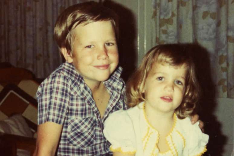 Robyn e o irm&atilde;o, Gareth: Eles espalharam, juntos, as cinzas dos pais pelo c&eacute;u, conta ela em um relato emocionante