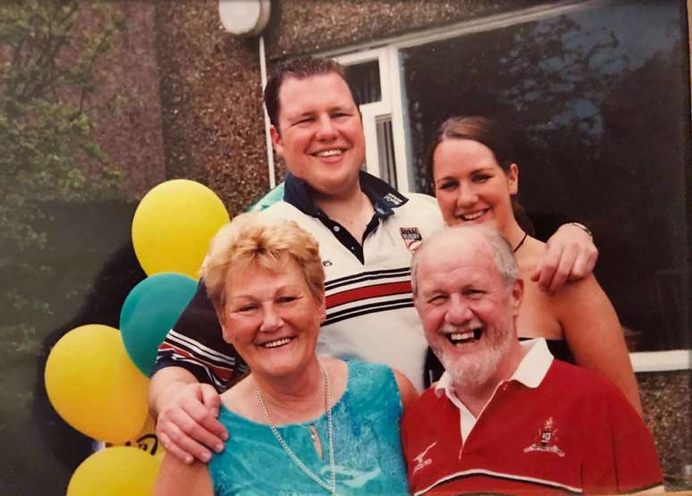 Robyn com o irmão, Gareth, e os pais, Marjorie e David: Família ficou unida enquanto enfrentou os desafios do Alzheimer e, depois, de um câncer