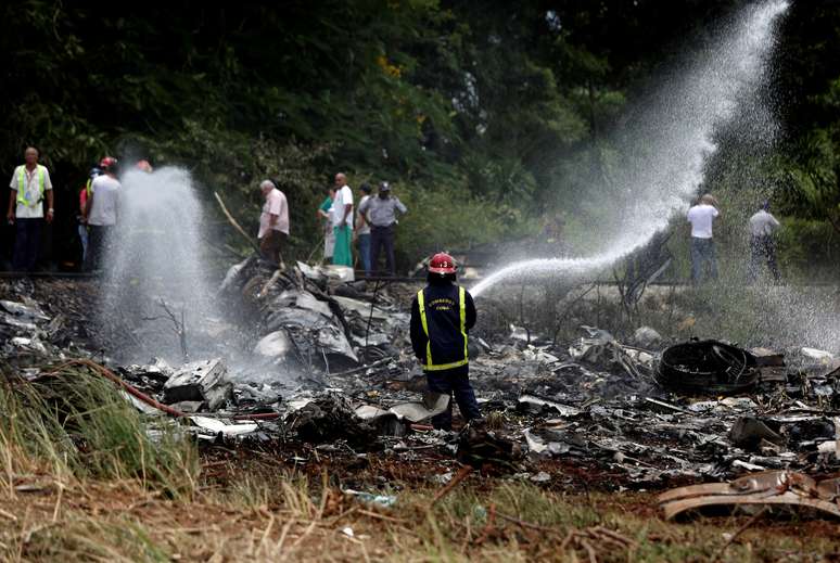 Destroços de avião que caiu em Cuba, matando ao menos 111 pessoas 