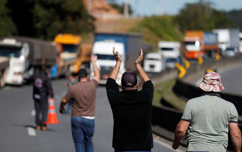 Motoristas de caminhões bloqueiam a rodovia BR-116 em Curitiba com seus veículos durante greve
21/05/2018
REUTERS/Rodolfo Buhrer 