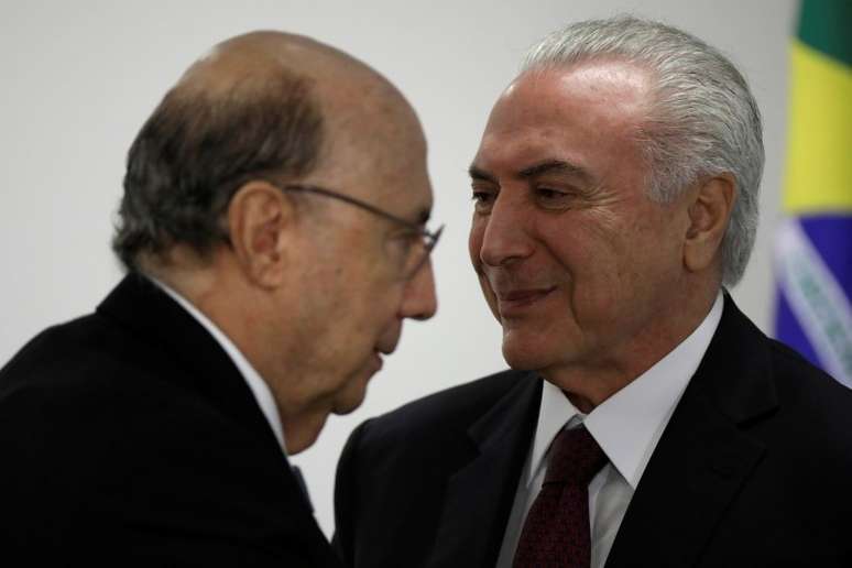Pr&eacute;-candidato do MDB &agrave; Presid&ecirc;ncia, Henrique Meirelles, ao lado do presidente Michel Temer durante cerim&ocirc;nia em Bras&iacute;lia
27/03/2018 REUTERS/Ueslei Marcelino