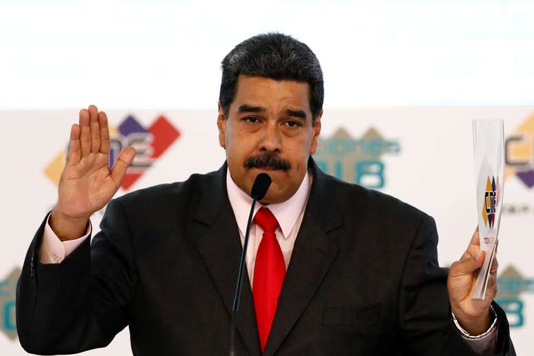Maduro recebe certificado como vencedor das eleições
 22/5/2018    REUTERS/Marco Bello 