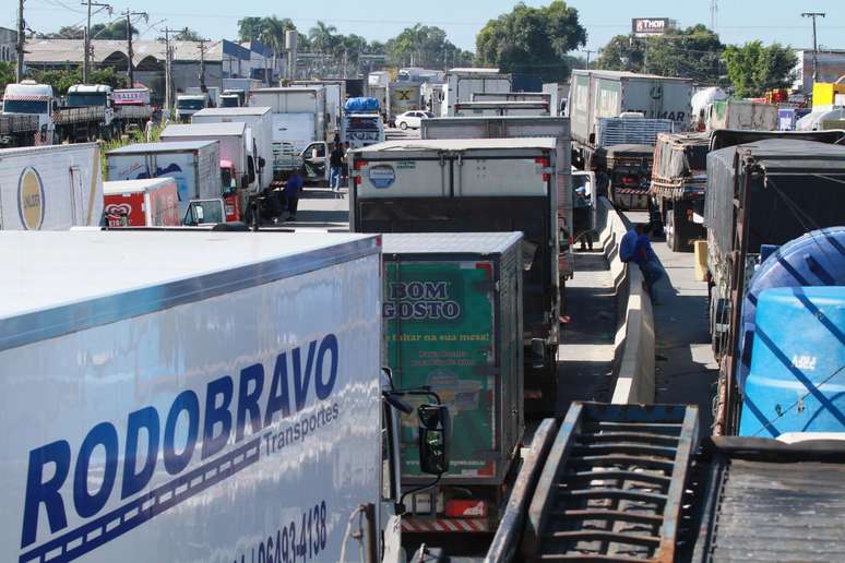 Deste o início desta manhã, os motoristas fazem atos nas principais estradas federais de acesso ao Rio de Janeiro, ocupando as pistas laterias de trechos das principais rodovias que cortam o estado.