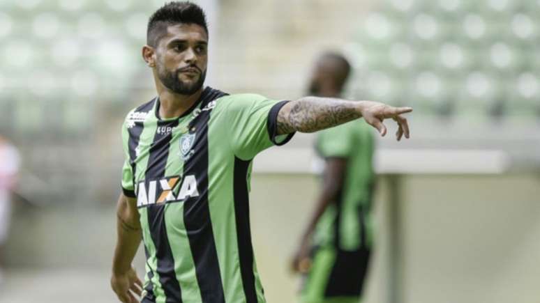 Luan comemora um ano de América-MG contra o Palmeiras (Foto: Mourão Panda/América)