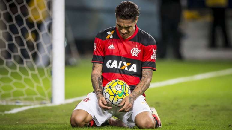 Decepção: Punição do TAS frustrou os planos de Paolo Guerrero (Foto: Jeferson Guareze/AGIF)