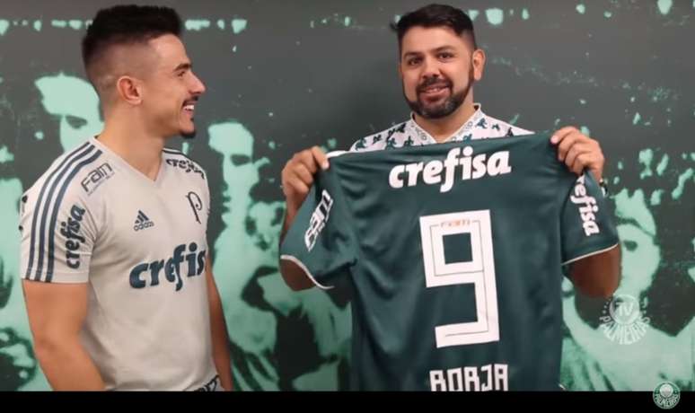 Adinan recebe presente de Willian antes de treino na Academia de Futebol (Foto: Reprodução/TV Palmeiras)