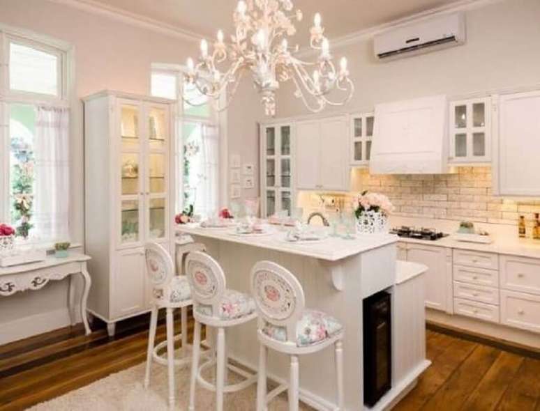 23. Cozinha proven&ccedil;al com decora&ccedil;&atilde;o clean e lustre branco delicado.