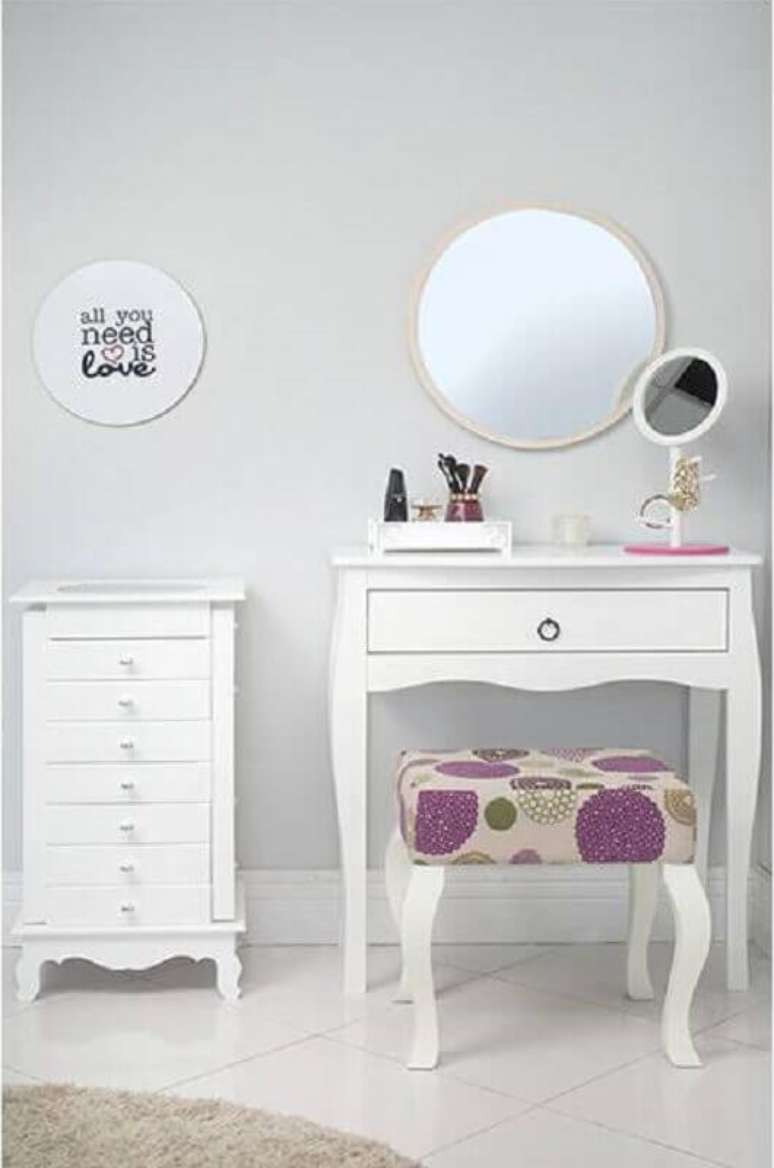 4. A penteadeira pode deixar o seu quarto proven&ccedil;al feminino ainda mais charmoso