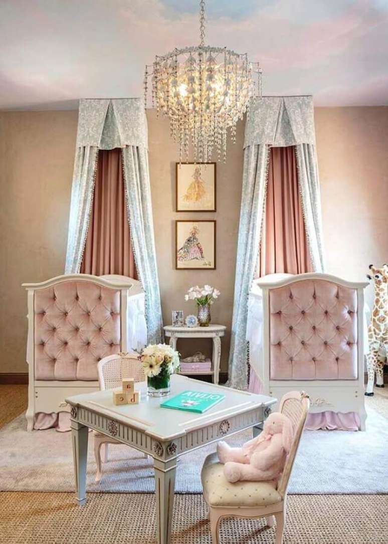 30. O quarto proven&ccedil;al para beb&ecirc; tamb&eacute;m pode receber um dossel para ficar ainda mais charmoso