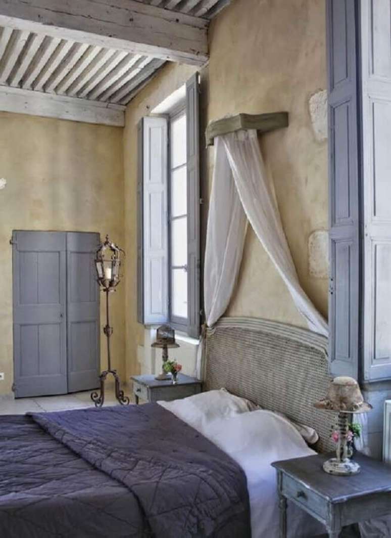 37. Decora&ccedil;&atilde;o r&uacute;stica para quarto proven&ccedil;al