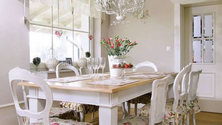 46. O lustre tamb&eacute;m pode dar o toque final na decora&ccedil;&atilde;o proven&ccedil;al