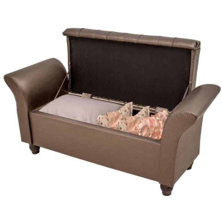 25 &ndash; Puff ba&uacute; com p&eacute;s de madeira&nbsp; estilo sof&aacute;.