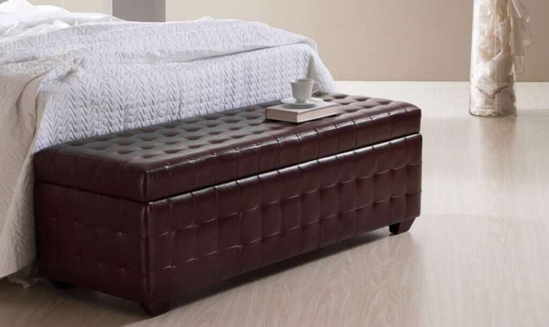 21- Puff longo para casal revestido de couro.