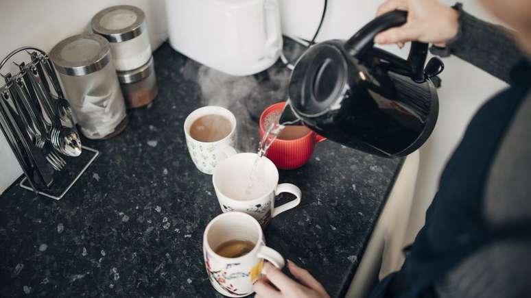 Fazer chá ou café podem se tornar atividades desafiadoras para quem tem Alzheimer