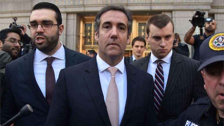 Michael Cohen (ao centro) é alvo de uma investigação criminal nos Estados Unidos.