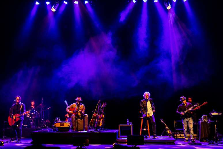 Almir Sater e Renato Teixeira durante estreia do show da turnê '+AR', no Teatro Opus, em São Paulo