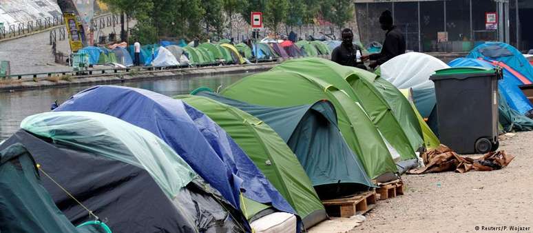 Há meses, migrantes vêm se instalando nas margens de dois canais na capital francesa