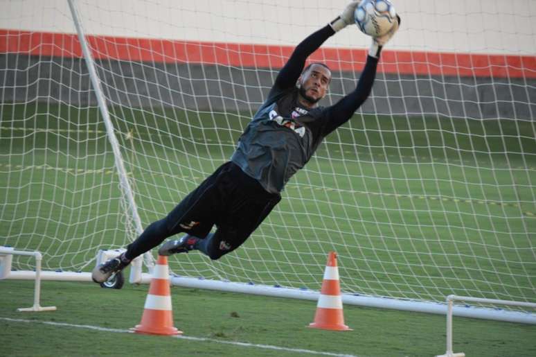 Leo é apresentado ao Atlético-GO (Foto: Divulgação)