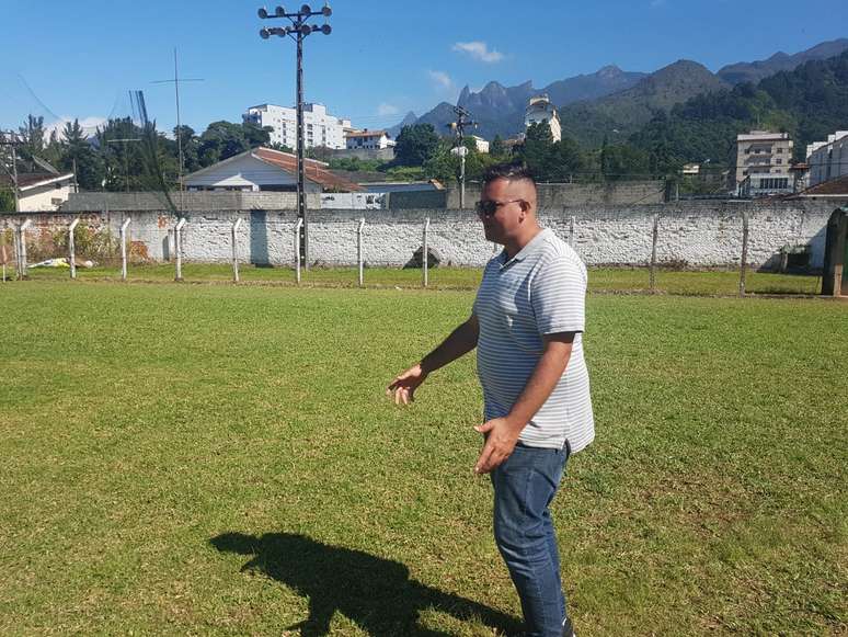 Vice-presidente do Teresópolis FC, Kaio Ribeiro, mostra lado do campo em que Garrincha deu show em 1966, pouco antes do Mundial da Inglaterra