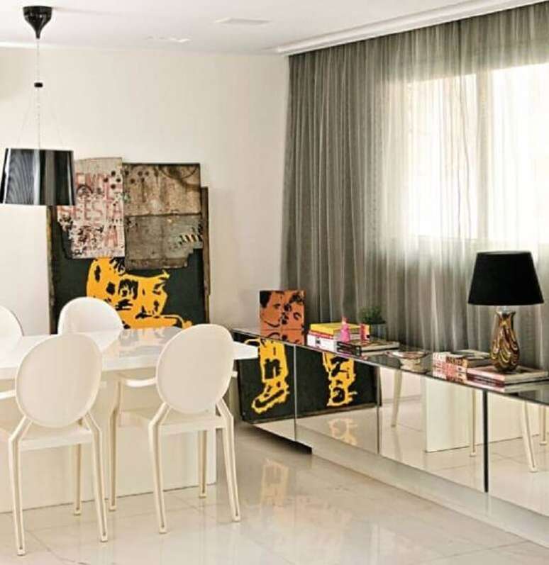 23. Decoração moderna e bem clean com buffet espelhado para sala de jantar