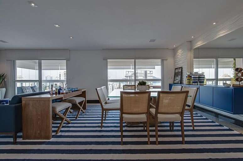 24. Decoração estilo navy com buffet azul para sala de jantar ampla