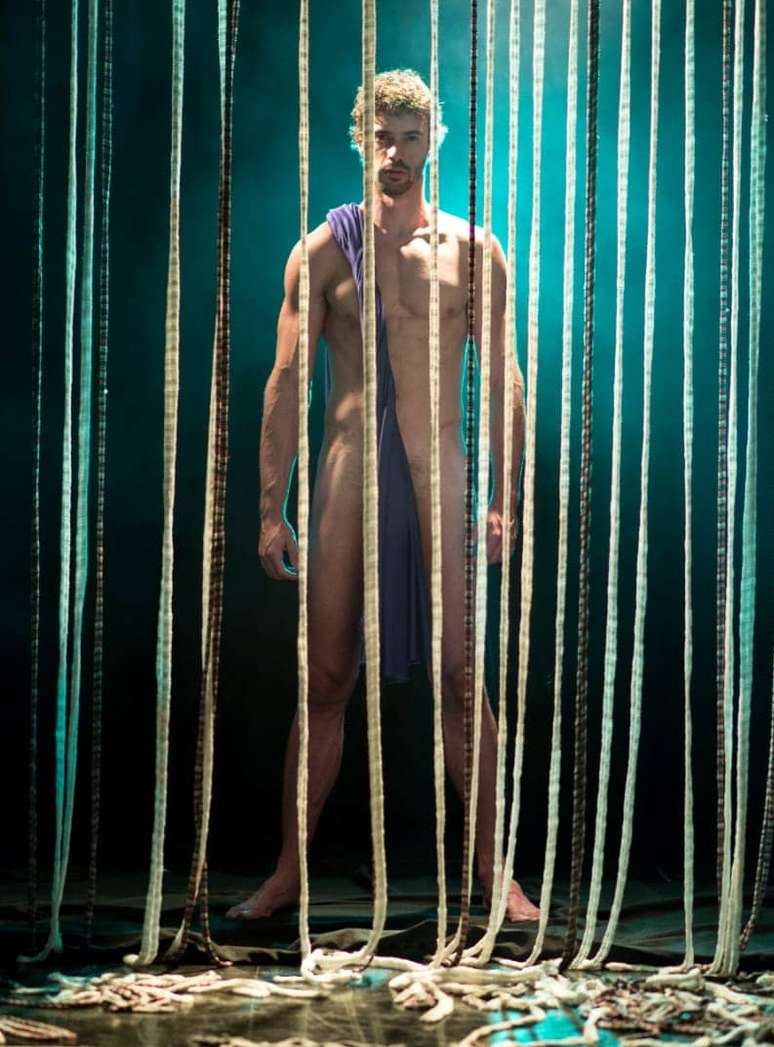 Fernando Zilli tem a nudez usada para representar a liberdade sexual