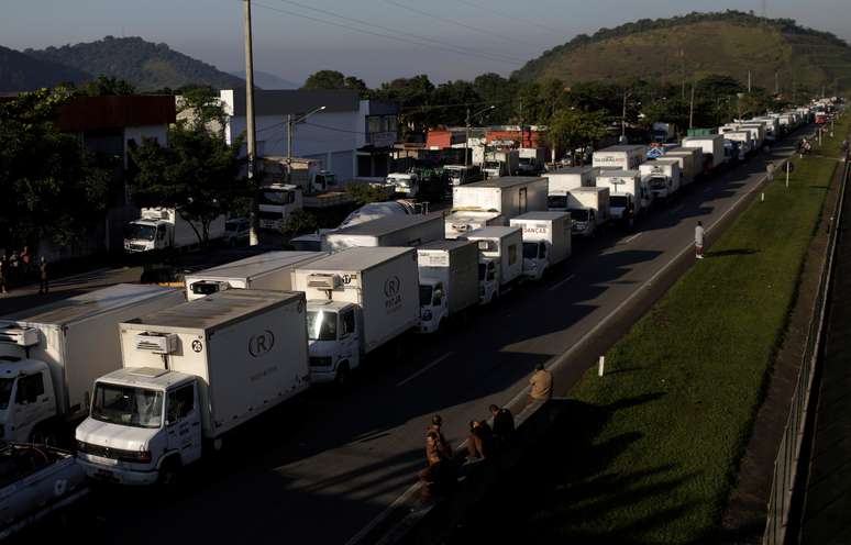 Caminhoneiros bloqueiam a BR-116, no Rio de Janeiro, durante protesto contra o aumento do diesel