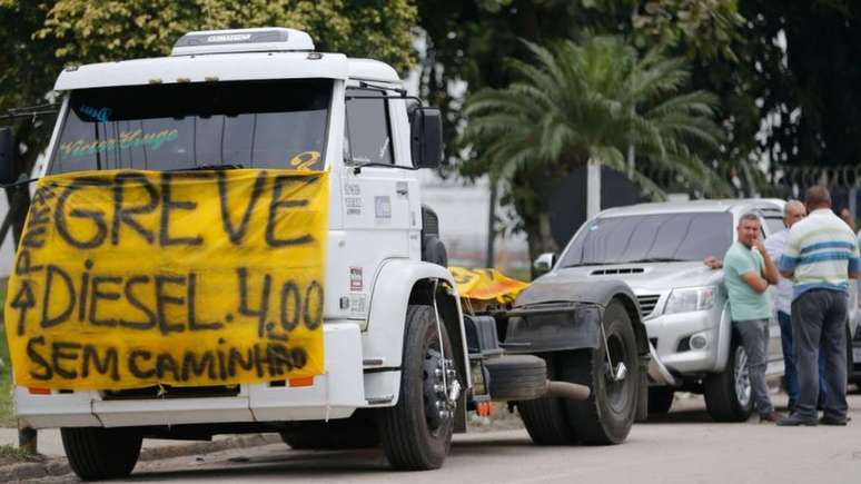 Caminhão parado em rodovia no Rio de Janeiro, nesta quarta-feira