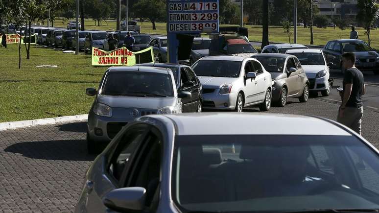 Fila em posto de combustível em Brasília nesta quinta-feira; efeito manada em momentos críticos pode intensificar a escassez