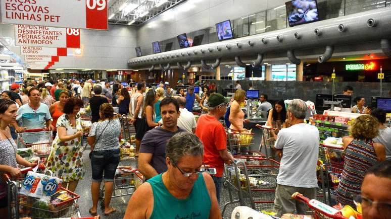Consumidores em supermercado, em foto de arquivo; já há áudios falsos de WhatsApp sugerindo 'corrida' às compras por causa da greve de caminhoneiros