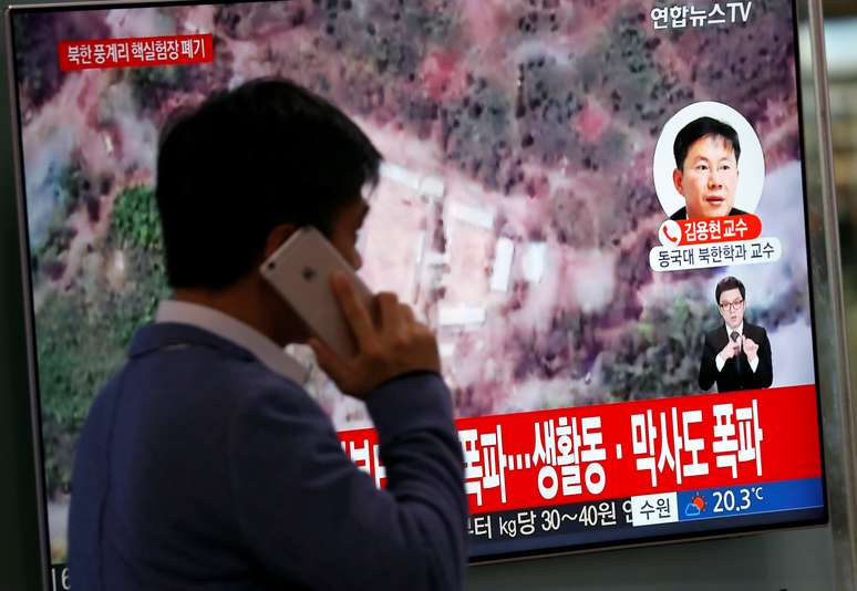 Homem passa por televisão transmitindo reportagem sobre destruição de instalação de testes nucleares norte-coreana em Seul, Coreia do Sul 24/05/2018  REUTERS/Kim Hong-Ji