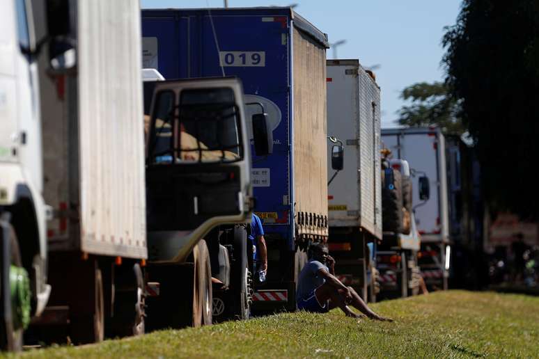 Paralisação de caminhoneiros na BR-040 em Luziania, perto de Brasília 25/05/2018 REUTERS/Adriano Machado