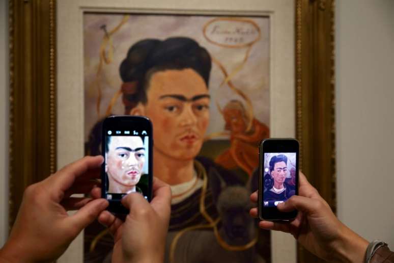 Visitantes tiram foto de quadro de Frida Kahlo em museu em Paris, na França  07/10/2013 REUTERS/Philippe Wojazer 