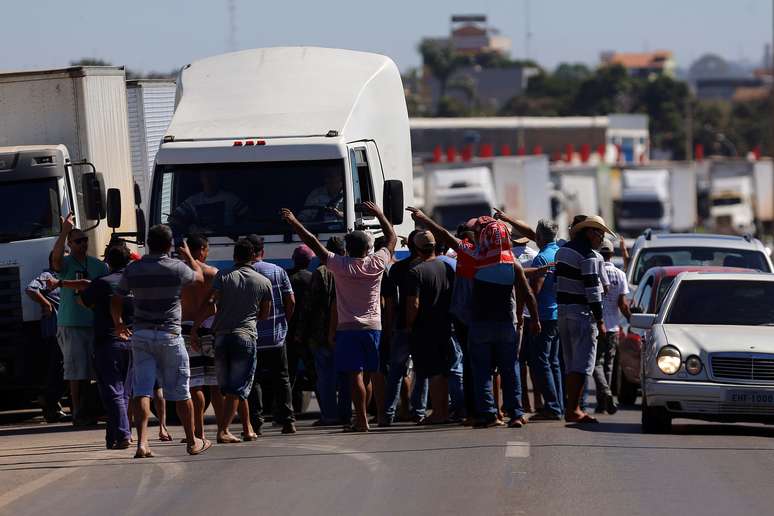 Caminhoneiros bloqueiam BR-040 em Luziania, perto de Brasília 23/05/2018 REUTERS/Adriano Machado