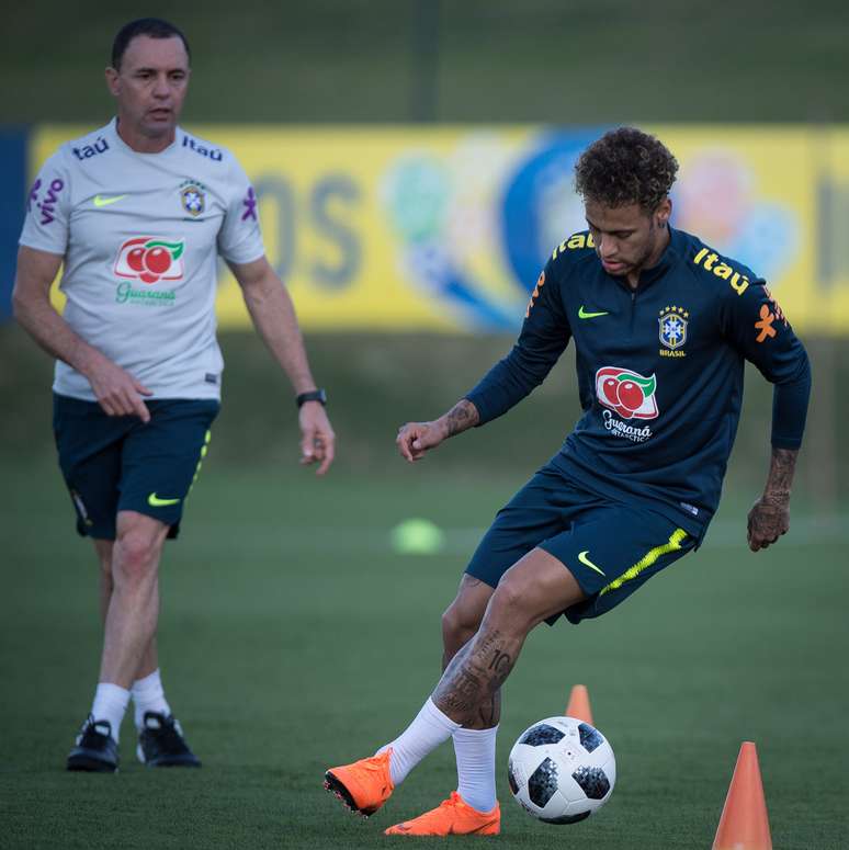 Neymar durante treino da seleção na Granja Comary
