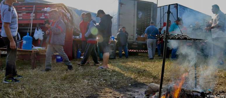 Após quatro dias de paralisação, caminhoneiros não dão sinal de que vão voltar a circular em breve