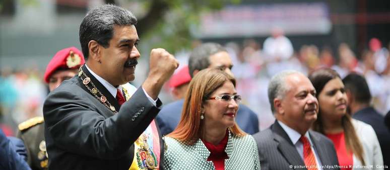 Maduro toma posse em cerimônia antecipada