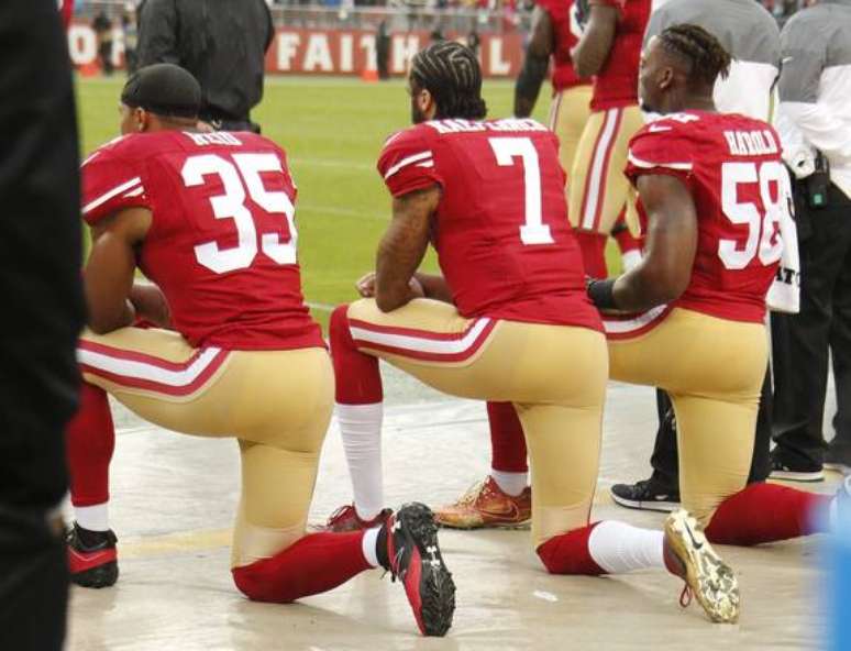 NFL multará times se atletas se ajoelharem durante hino