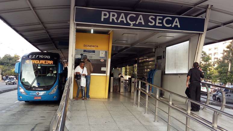Movimentação de passageiros na estação Praça Seca do BRT, no Rio de Janeiro