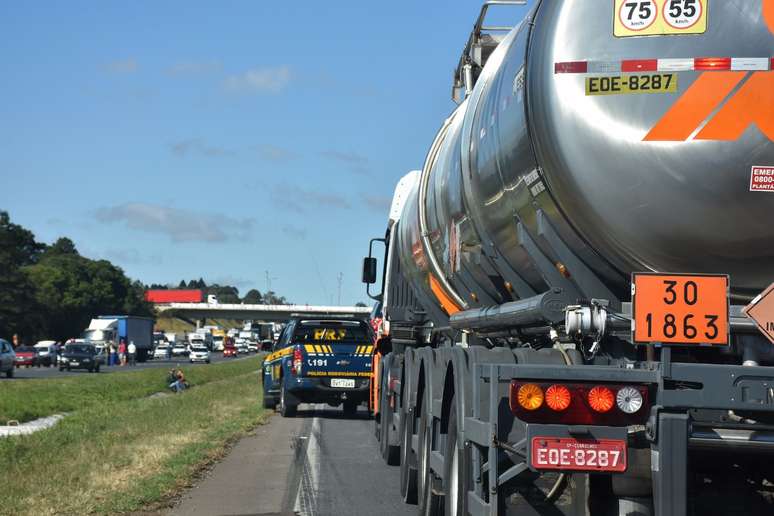 Movimento de caminhoneiros paralisam transporte de combustível em todo o País