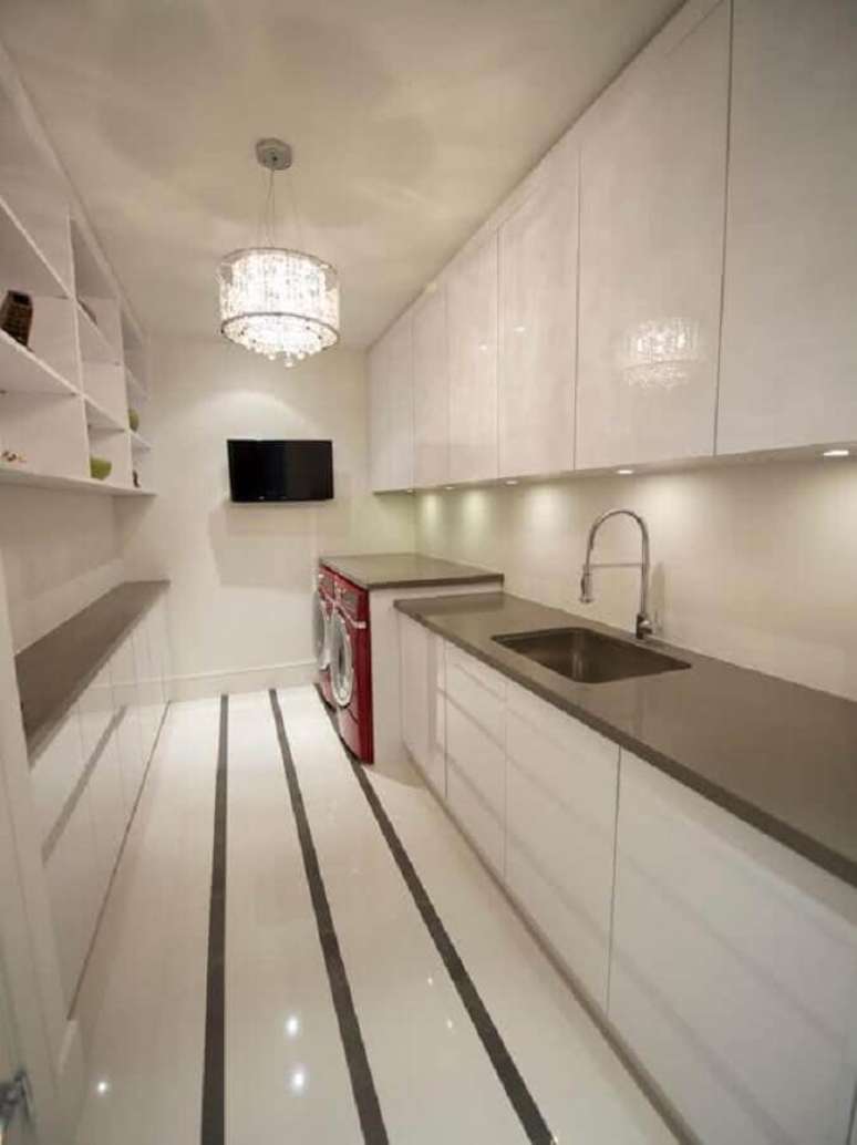 13. A decora&ccedil;&atilde;o da cozinha com &aacute;rea de servi&ccedil;o ganhou sofistica&ccedil;&atilde;o gra&ccedil;as ao lindo pendente no teto