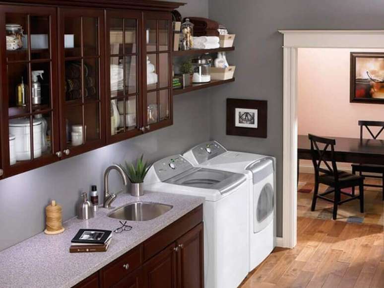 15. Arm&aacute;rios de madeira para cozinha com &aacute;rea de servi&ccedil;o